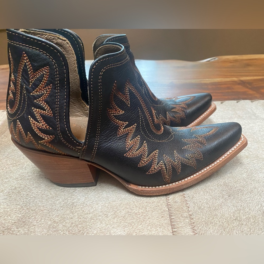 Ariat Dixon black leather ankle boots